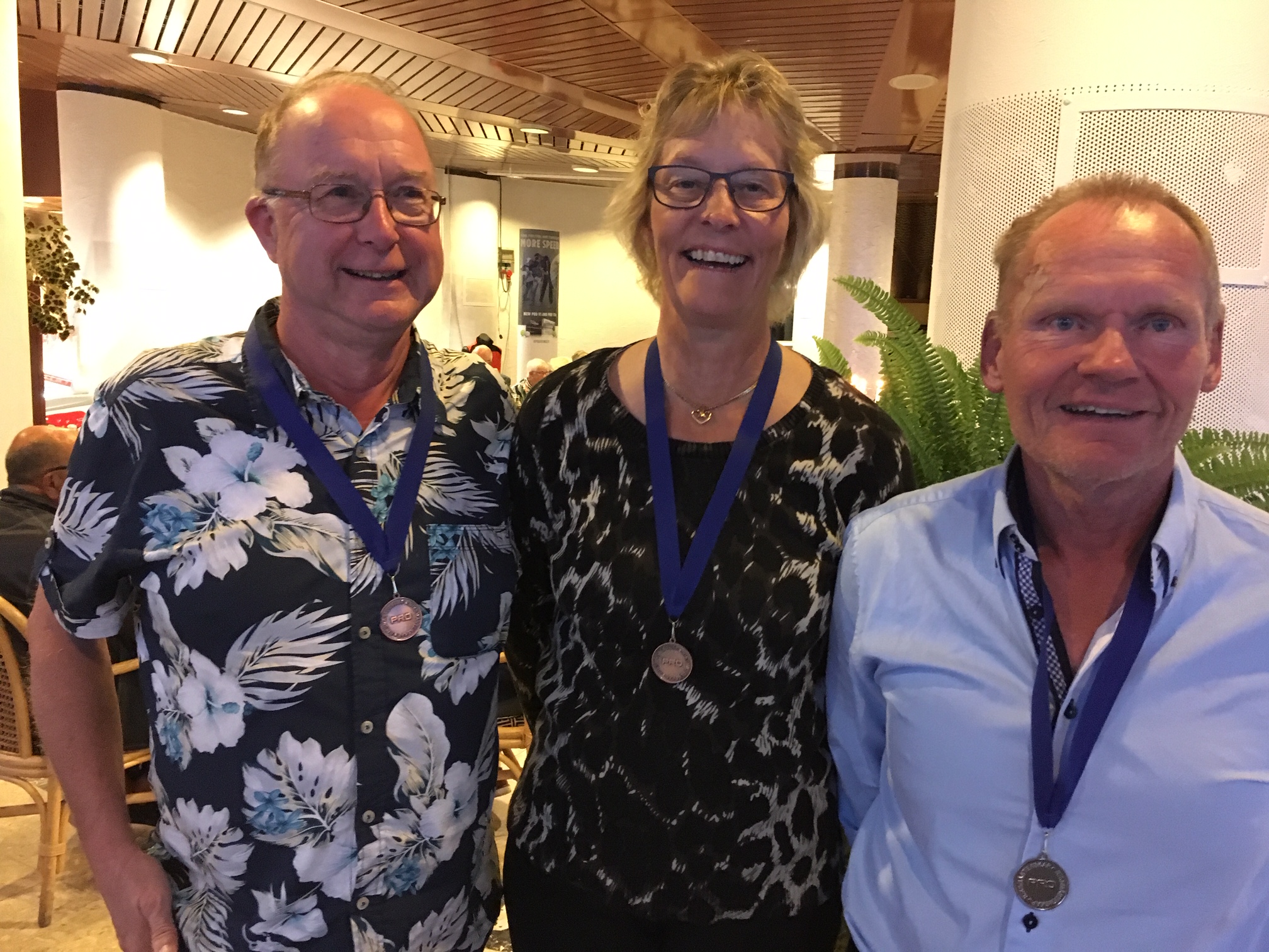 Tommy Löfgren och Kent Åhman, 3:a respektive 2:a i herrklassen under 75 år flankerar Pia Abrahamsson som blev 3:a i damklassen under 75 år. 